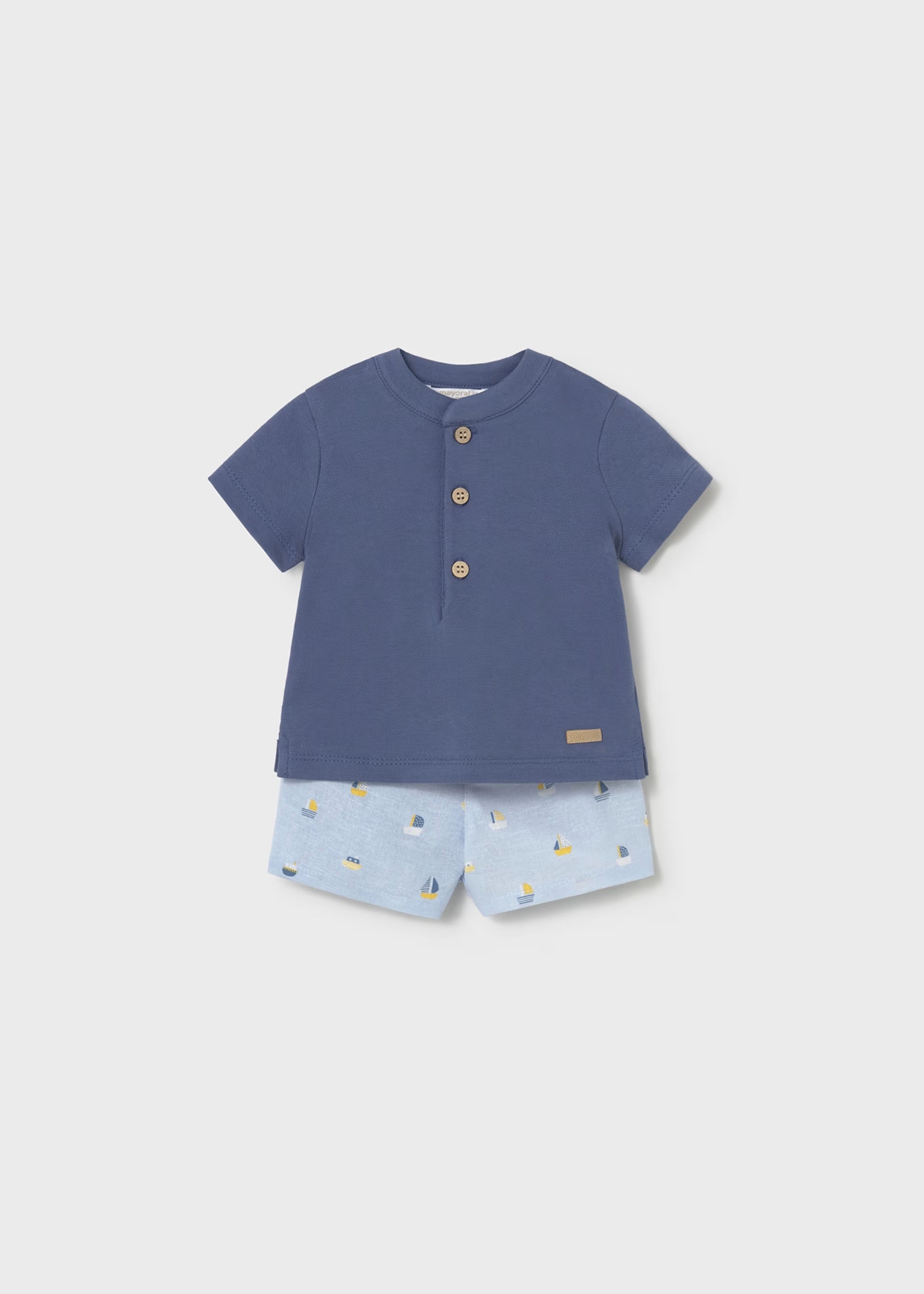 Conjunto pantalón corto estampado y polo
