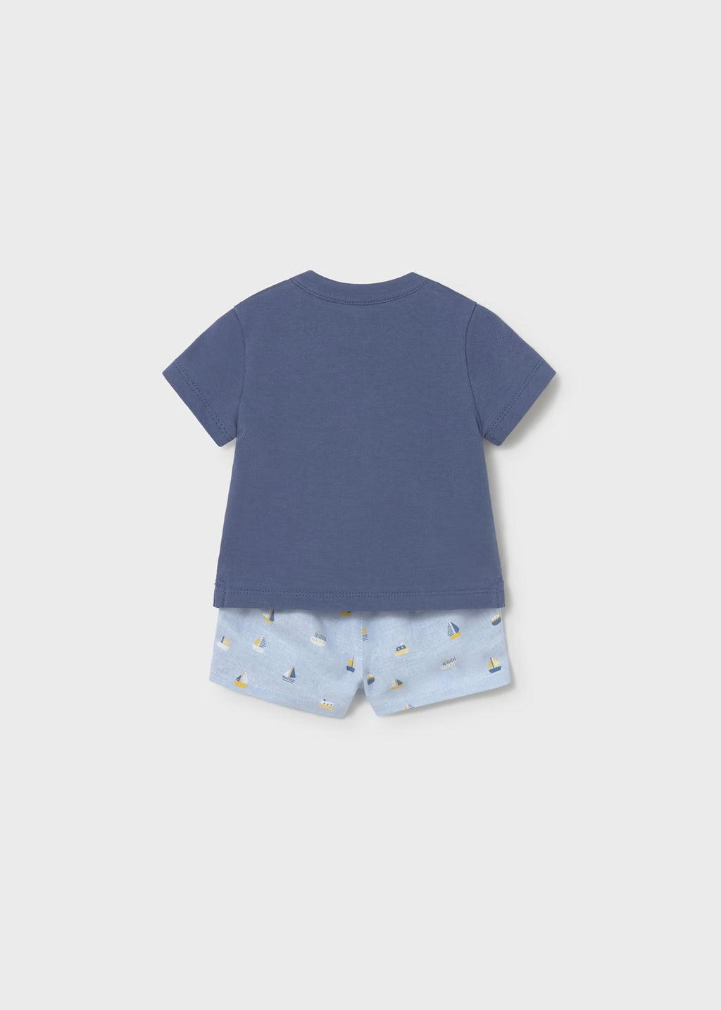 Conjunto pantalón corto estampado y polo