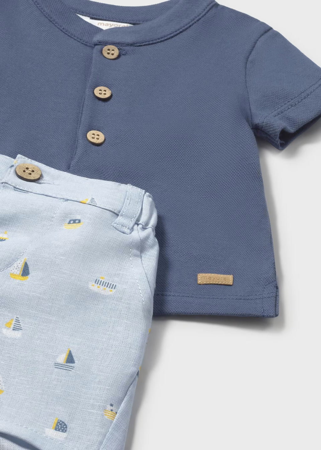 Conjunto pantalón corto estampado y polo