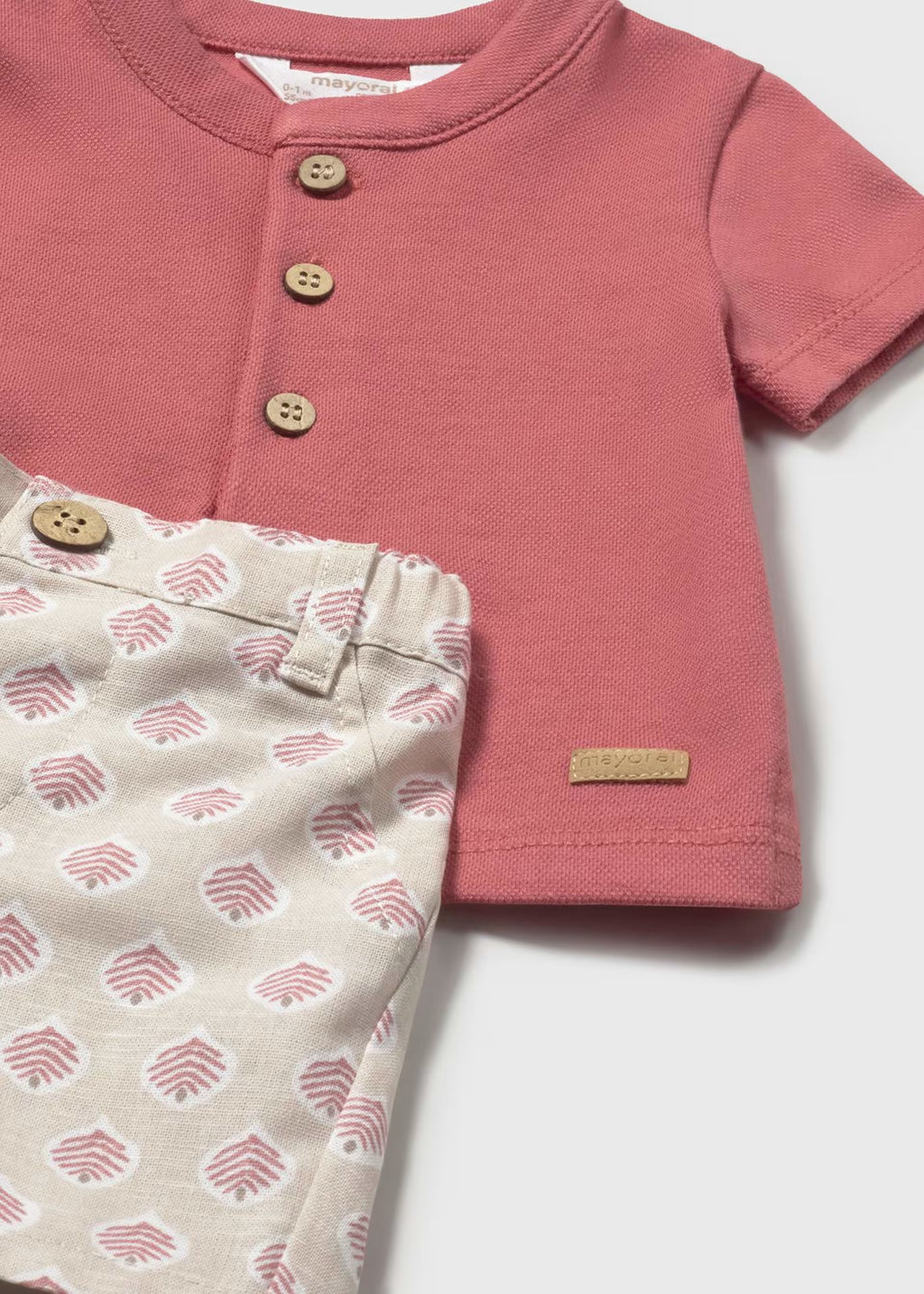Conjunto pantalón corto estampado y polo